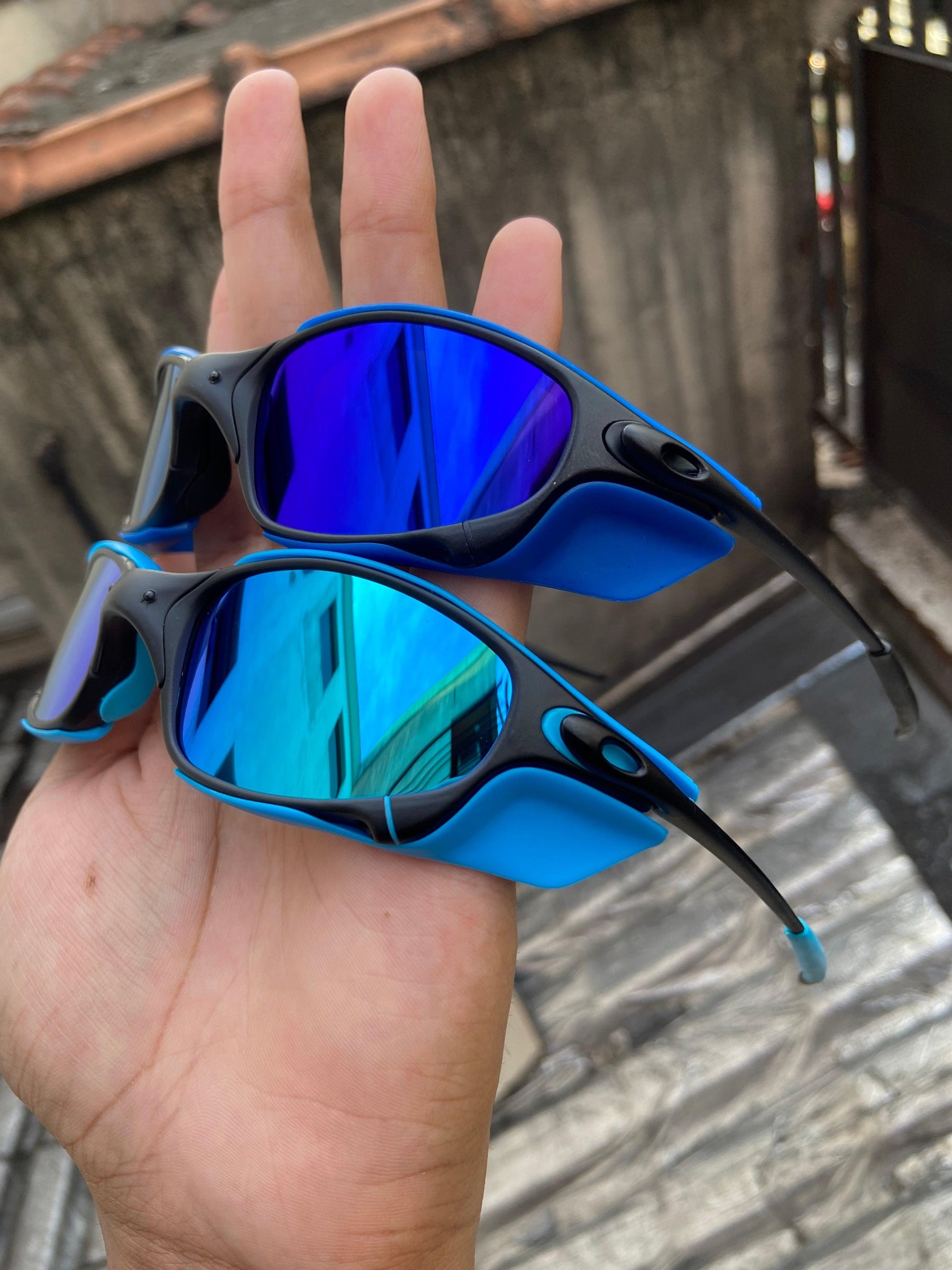 Combo 2 Lupas - Óculos de sol Juliet Carbon Lentes Neon Blue com sideblinder e kit azul escuro + Juliet Carbon Lentes Ice Thug com Sideblinder e kit azul bebê